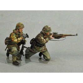 Wehrmacht sniper team.  Summer 1943-45.  Two figures. 