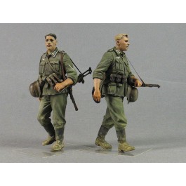 "Barbarossa".  German infantryman with 98k and MP-38.  Two figures. 