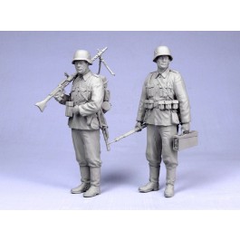 German infantrymen.  Summer 1939-44.  Two figures. 