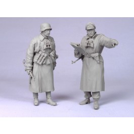 German tank officer & SS officer.  Winter 1941-43.  Two figures. 