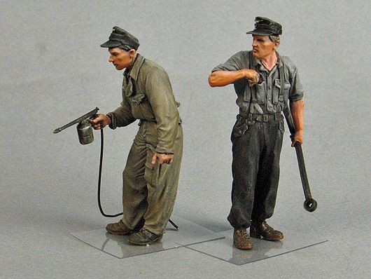 German tank crewmen painting vechicles.  Summer 1943-45.  Two figures. 