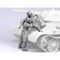 Escaping soviet tank crew.  1943-45.  Two figures. 